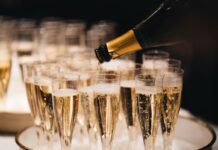 Burbujas de medianoche: ¿Por qué el brindis con champagne es el ritual definitivo de Año Nuevo?